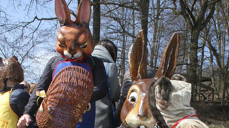 "Schon leer?" - die Osterhasen auf der Hahnsreuth staunten, wie schnell die vielen P&auml;ckchen weg waren.   Foto: Sonny Adam