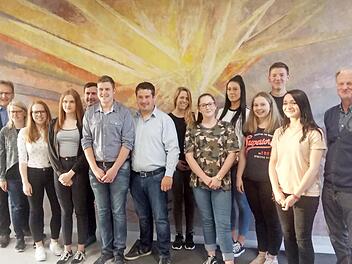 Der neu gewählte Vorstand der ELJ Hain (von links): Bürgermeister Bernd Rebhan, Franziska Schmitt (Bezirksreferentin), Sophia Teichmann (stellvertretende Vorsitzende), Melissa Heinlein (neue Vorsitzende), Daniel Ultsch (bisheriger Kassier), Tim Bauernsachs (neuer Vorsitzender), Florian Ultsch (bisheriger Vorsitzender), Lisa Müller (bisherige Schriftführerin), Alexa Jung (neue Beisitzerin), Ramona Kreuzer (bisherige Schriftführerin), Marie Klein (neue Schriftführerin), Timo Kreuzer (neuer Kass...