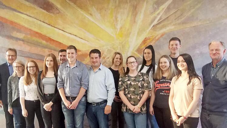 Der neu gewählte Vorstand der ELJ Hain (von links): Bürgermeister Bernd Rebhan, Franziska Schmitt (Bezirksreferentin), Sophia Teichmann (stellvertretende Vorsitzende), Melissa Heinlein (neue Vorsitzende), Daniel Ultsch (bisheriger Kassier), Tim Bauernsachs (neuer Vorsitzender), Florian Ultsch (bisheriger Vorsitzender), Lisa Müller (bisherige Schriftführerin), Alexa Jung (neue Beisitzerin), Ramona Kreuzer (bisherige Schriftführerin), Marie Klein (neue Schriftführerin), Timo Kreuzer (neuer Kass...