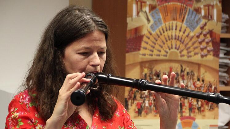 Die Flötistin Dorothee Oberlinger demonstriert den Schülern die tiefen Tonlagen einer Bass-Blockflöte. Foto: Ulrike Müller
