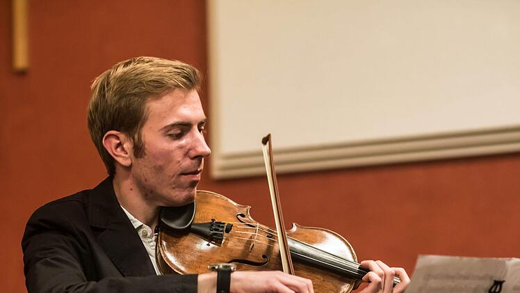 Zahlreiche Schüler und ehemalige Schüler des Bildungsinstituts für Musik und Musiktheater gestalteten ein Jubiläumskonzert im Haus Contakt in Coburg.Foto: Jochen Berger