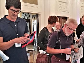 Einige Firmen präsentierten während der Bildungskonferenz ihr Angebot im Foyer des Regentenbaus. Sigismund von Dobschütz