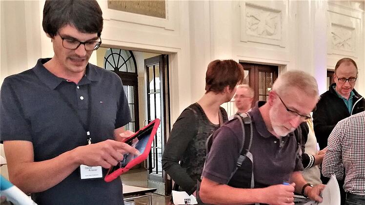 Einige Firmen präsentierten während der Bildungskonferenz ihr Angebot im Foyer des Regentenbaus. Sigismund von Dobschütz