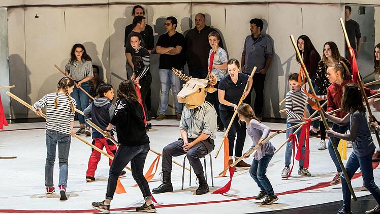 Probenszene aus Bizets "Carmen". Die Neuinszenierung am Landestheater Coburg feiert am 2. Juni Premiere.Foto: Jochen Berger