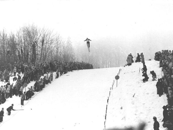 Die Kreuzbergschanzen waren schon in den 1950er Jahren Anziehungspunkt für viele sportlich Begeisterte. Archiv Marion Eckert