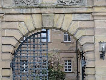 Über dem Marientor von Schloss Steinenhausen grüßen die Wappen der Geschlechter von Guttenberg und Heidenheim. Foto: Erich Olbrich