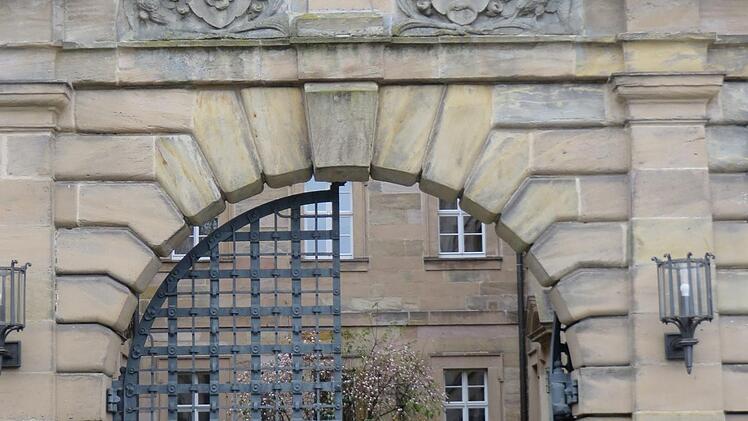 Über dem Marientor von Schloss Steinenhausen grüßen die Wappen der Geschlechter von Guttenberg und Heidenheim. Foto: Erich Olbrich