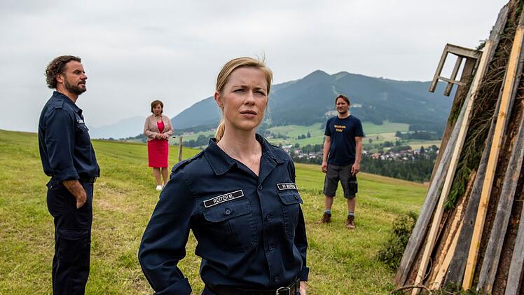 Feuerwehr-Kommandantin Marie (Christine Eixenberger, vorne) und ihr Kollege Peter (Stephan Luca, links) überprüfen, ob beim Johannisfeuer die Sicherheitsvorschriften eingehalten wurden - wurden sie nicht. Doch Veranstalter Hacki (Adrian Spielbauer) zeigt sich uneinsichtig, und auch die Bürgermeisterin (Bettina Redlich) möchte am Event festhalten.