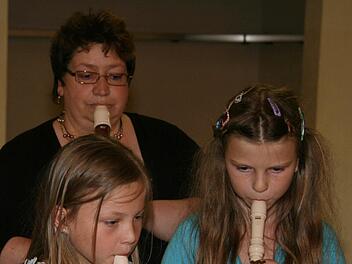 Lea Sesselmann und Patrizia Strößner haben in letzter Minute Unterstützung von ihrer Lehrerin bekommen, denn die dritte Flötistin im Bunde fiel aus. Fotos: Sonja Adam