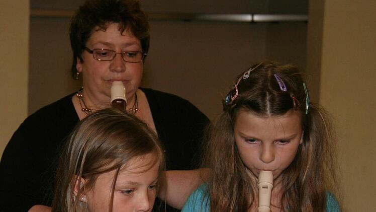 Lea Sesselmann und Patrizia Strößner haben in letzter Minute Unterstützung von ihrer Lehrerin bekommen, denn die dritte Flötistin im Bunde fiel aus. Fotos: Sonja Adam