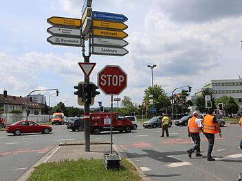 In Stoßzeiten regelt die Polizei den Verkehr an der Kreuzung. Fotos: Barbara Herbst