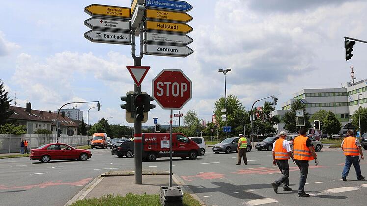 In Stoßzeiten regelt die Polizei den Verkehr an der Kreuzung. Fotos: Barbara Herbst