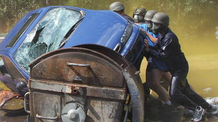 Die Demonstranten schaffen sich ein Schutzschild.