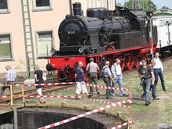 Hunderte von Besuchern kamen ins Bahnbetriebswerk, um die alten Loks zu sehen. Fotos: Gerda Völk