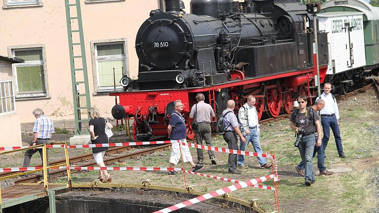 Hunderte von Besuchern kamen ins Bahnbetriebswerk, um die alten Loks zu sehen. Fotos: Gerda Völk