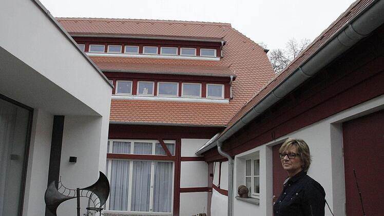 Sylvia Kiesewetter steht im Vierseithof. Foto: Ekkehard Roepert