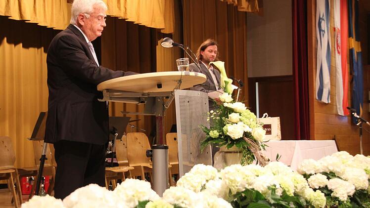 Haim Zuri (links), Bürgermeister von Kiryat Motzkin, dankte Handwerker für seine Freundschaft zu Israel. Seine Rede übersetzte der evangelische Pfarrer von Westheim, Urs Espeel (rechts), aus dem Hebräischen ins Deutsche.