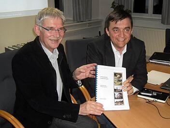 Bürgermeister Jens Korn (re) und Leonhard Valier vom Büro für Städtebau sind sicher, dass es den Aufwand wert war, die Vorbereitenden Untersuchungen durchzuführen. Ein dicker "Schmöker" ist daraus geworden, der jedoch durchaus viel Produktives enthält. Foto: Susanne Deuerling