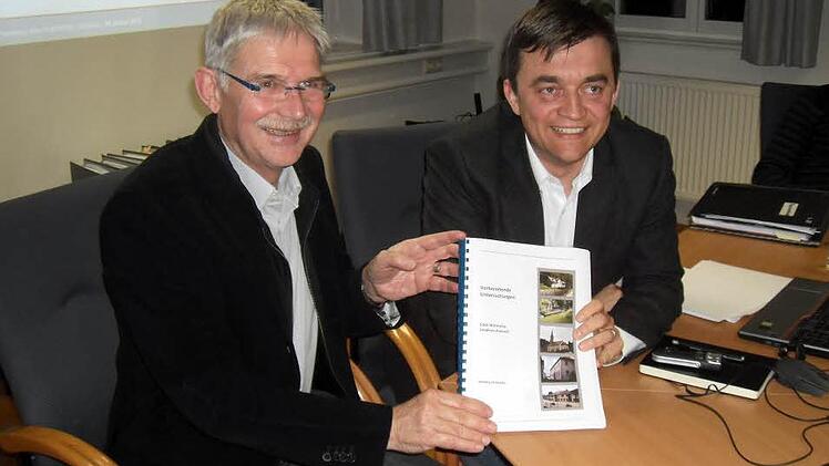 Bürgermeister Jens Korn (re) und Leonhard Valier vom Büro für Städtebau sind sicher, dass es den Aufwand wert war, die Vorbereitenden Untersuchungen durchzuführen. Ein dicker "Schmöker" ist daraus geworden, der jedoch durchaus viel Produktives enthält. Foto: Susanne Deuerling