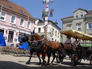 Auf dem Marktplatz machen die Pferde Pause. Gäste können zusteigen. Das gehört der Vergangenheit an. Foto: Archiv/Stephanie Elm