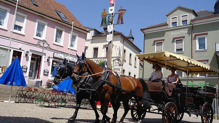 Auf dem Marktplatz machen die Pferde Pause. Gäste können zusteigen. Das gehört der Vergangenheit an. Foto: Archiv/Stephanie Elm