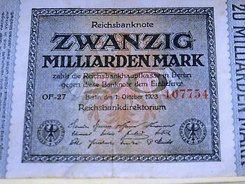 Dieser 20- Milliarden-Mark-Schein von 1923 gehörte in Theisenort zu den Raritäten. Fotos: Karl-Heinz Hofmann