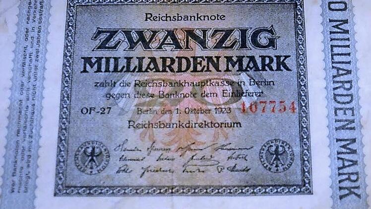 Dieser 20- Milliarden-Mark-Schein von 1923 gehörte in Theisenort zu den Raritäten. Fotos: Karl-Heinz Hofmann
