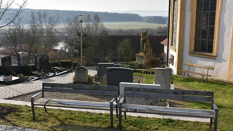 Auf Wunsch von Georg Rennert aus Wülflingen wird Bürgermeister Günther Werner prüfen, ob die Bänke im Friedhof Richtung Steigerwald gedreht werden können.