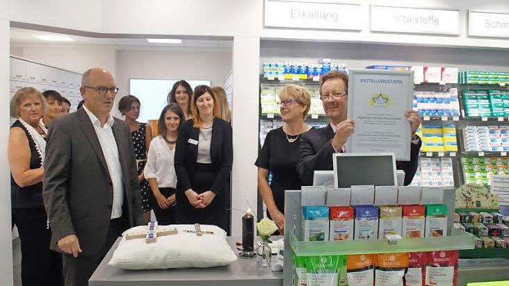 Architekt Klaus Bornschlegel (vorne links) überreichte Markus Raschpichler (rechts) zur Neueröffnung eine "Erstellungstafel", mit der sich alle am Bau beteiligten Handwerksfirmen herzlich für die ausgezeichnete Zusammenarbeit bedanken.  Fotos: Jürgen Scheibe