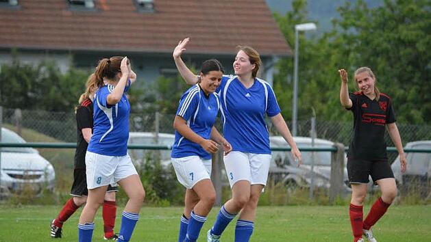 Die Damenfu&szlig;ballmannschaft des TSV N&uuml;dlingen in Aktion: Der TSV N&uuml;dlingen feiert am Wochenende 111-j&auml;hriges Bestehen. Foto: Bj&ouml;rn Hein