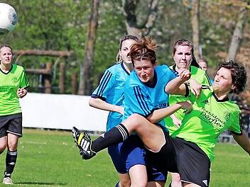 Simone Wagner (re.) und der FC Schlaifhausen haben im dritten Spiel des Jahres die erste Pleite kassiert. Bei Absteiger Frauenaurach gingen die Walberla-Kickerinnen mit 1:5 unter.  Foto: Szewczykowski