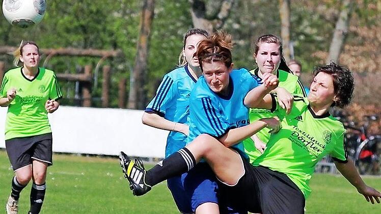 Simone Wagner (re.) und der FC Schlaifhausen haben im dritten Spiel des Jahres die erste Pleite kassiert. Bei Absteiger Frauenaurach gingen die Walberla-Kickerinnen mit 1:5 unter.  Foto: Szewczykowski