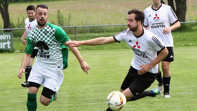 Der zweifache Wonfurter Torschütze Tobias Windgassen (links) setzt sich gegen seinen Zeller Kontrahenten durch.