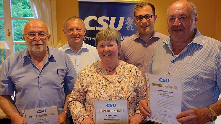 Für ihre 40-jährige Mitgliedschaft wurden Otto Leibelt (vorn links), Elisabeth Betz und Günter Morshäuser geehrt. Es gratulierten Thomas Bold (hinten links) und Florian Atzmüller.  Foto: Gerd Schaar