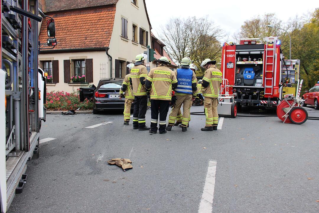 Frau wird bei Crash in Bayreuth im Auto eingeklemmt