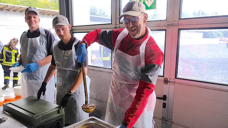 Alle halbe Stunde gab es frische Nudeln zum Gulasch. "Ja, es schmeckt ausgezeichnet", bestätigte ein Feuerwehrmann aus Fulda.