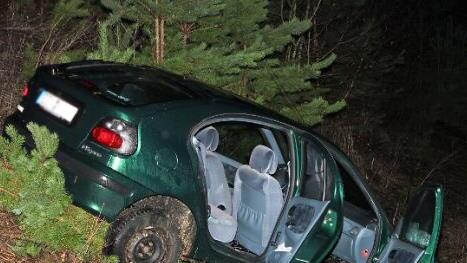 Gl&uuml;ck im Ungl&uuml;ck hatten die beiden Insassen des Renault, der am sp&auml;ten Samstagnachmittag bei Breitbrunn verungl&uuml;ckte.&nbsp; Foto: G&uuml;nther Geiling