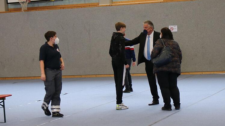 Der Landrat kam mit den Geflüchteten ins Gespräch und spielte mit den Jungs sogar Fußball. Foto: Romy Denk