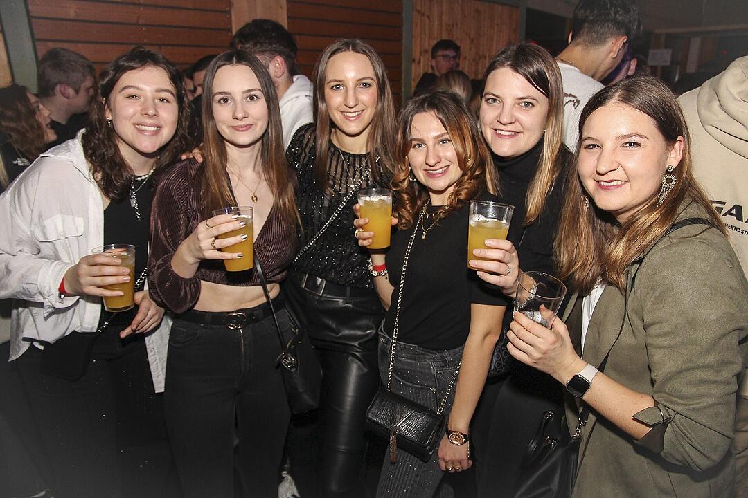 Mit vielen Party-Songs der 80er & 90er und Rock-Pop Klassikern