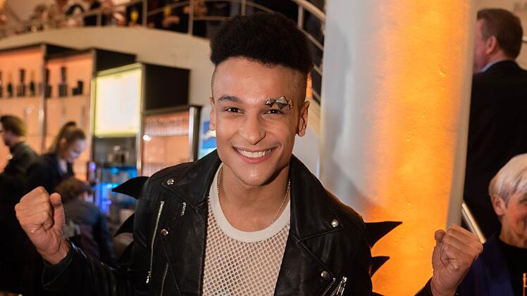 Seit 2023 ist Prince Damien Marc Terenzis Nachfolger bei der Band Team 5&uuml;nf.