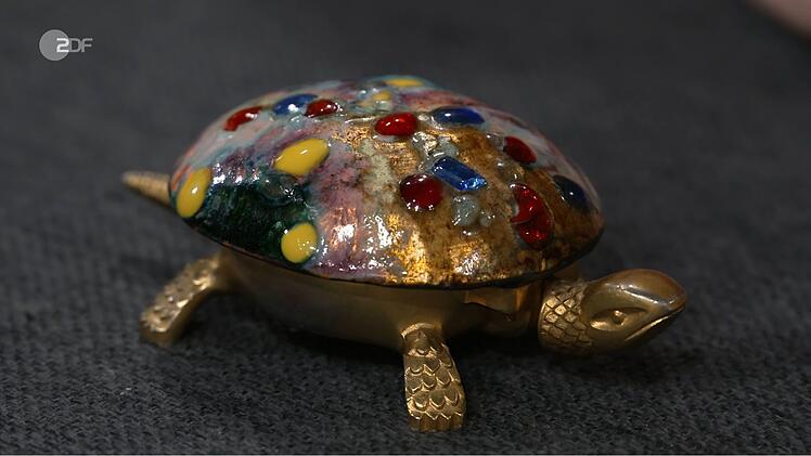 Aus dem Nachlass ihrer Mutter brachte eine Verk&auml;uferin ein kleines, buntes Tierchen aus Spanien mit: eine Schildkr&ouml;te aus Messing und Epoxidharz.