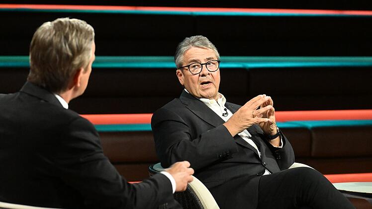 Ex-Vizekanzler Sigmar Gabriel sprach sich am Dienstagabend bei "Markus Lanz" f&uuml;r diplomatische Gespr&auml;che mit Russland aus.