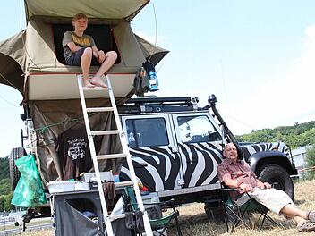 Bastian und Nikolaus Graf aus Offenburg haben sich auf dem Campingplatz von "Abenteuer & Allrad" eingerichtet. Sie kommen schon seit drei Jahren zur Offroad-Messe nach Bad Kissingen. Fotos: Carmen Schmitt