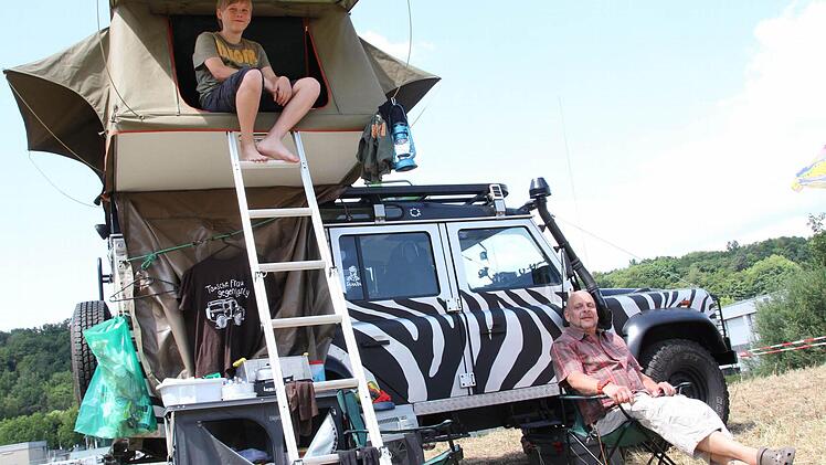 Bastian und Nikolaus Graf aus Offenburg haben sich auf dem Campingplatz von "Abenteuer & Allrad" eingerichtet. Sie kommen schon seit drei Jahren zur Offroad-Messe nach Bad Kissingen. Fotos: Carmen Schmitt