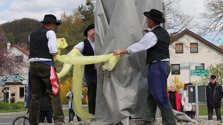 Die drei Brecht-Söhne enthüllten das Denkmal.