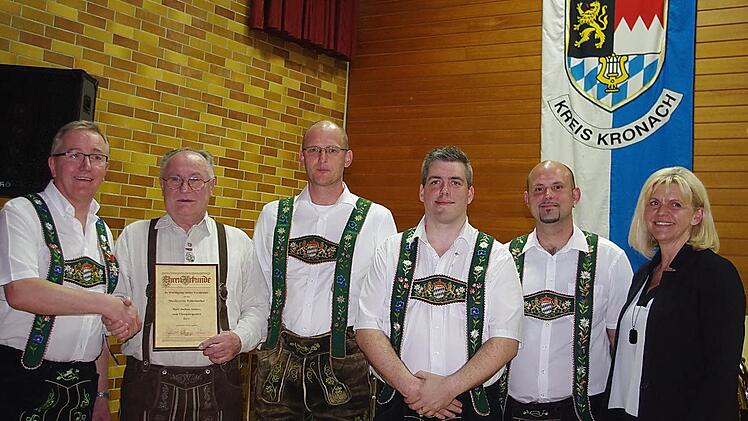 Ehrungen für besondere Verdienste für den Musikverein Wilhelmsthal. Das Bild zeigt (von links): Vorsitzenden Thomas Steininger, Jochen Anders, Thomas Kestel, Zweiten Vorsitzenden Jürgen Steininger, Dirigent Michael Gack und Wilhelmsthals Bürgermeisterin Susanne Grebner.  Foto: Heike Schülein