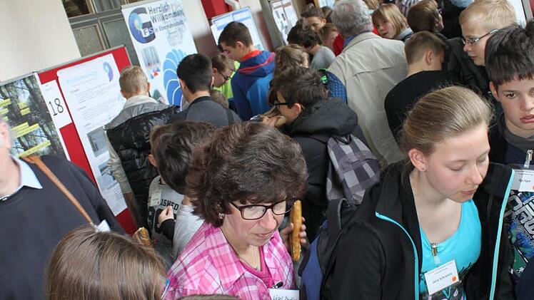 Die Besucher zeigten großes Interesse für die ausgestellen Experimente. Foto: Carmen Schwind