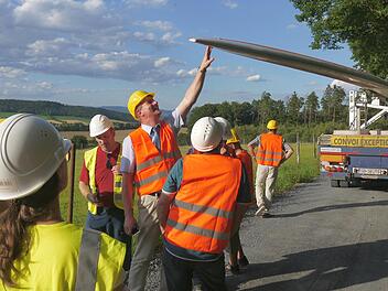 Hochfester Leichtbau: Bürgermeister Michael Keilich testet die Biegsamkeit eines Rotorblattes. Foto: Berthold Köhler