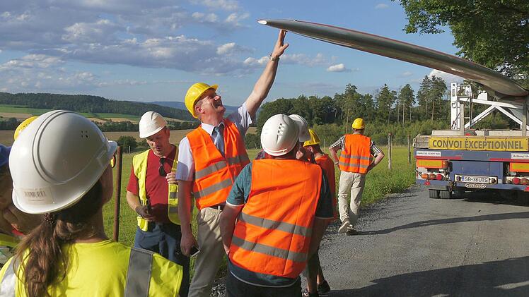 Hochfester Leichtbau: Bürgermeister Michael Keilich testet die Biegsamkeit eines Rotorblattes. Foto: Berthold Köhler