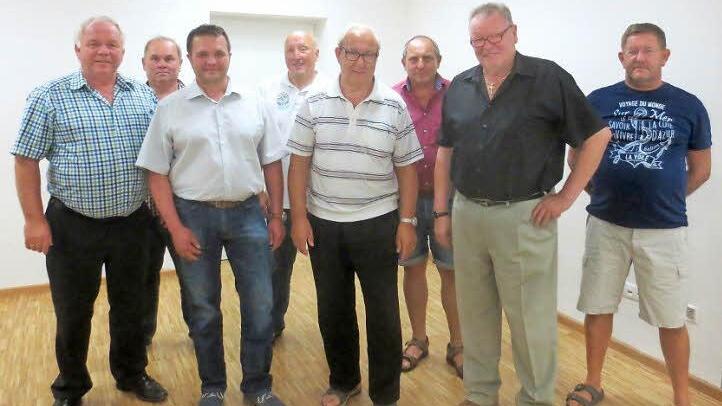 "Tag der offenen Chorprobe" bei der Cäcilia Schwürbitz. Unser Foto zeigt von links Chorleiter Heribert Ritzel, Schriftführer Klaus Güthlein, Klaus Tremel, Kassier Hans Ditterich, Heinz Freitag, Vorsitzenden Reinhard Höppel, Hans Georg Zink und Zweiten Vorsitzenden Matthias Dümlein.  Foto: Horst Habermann